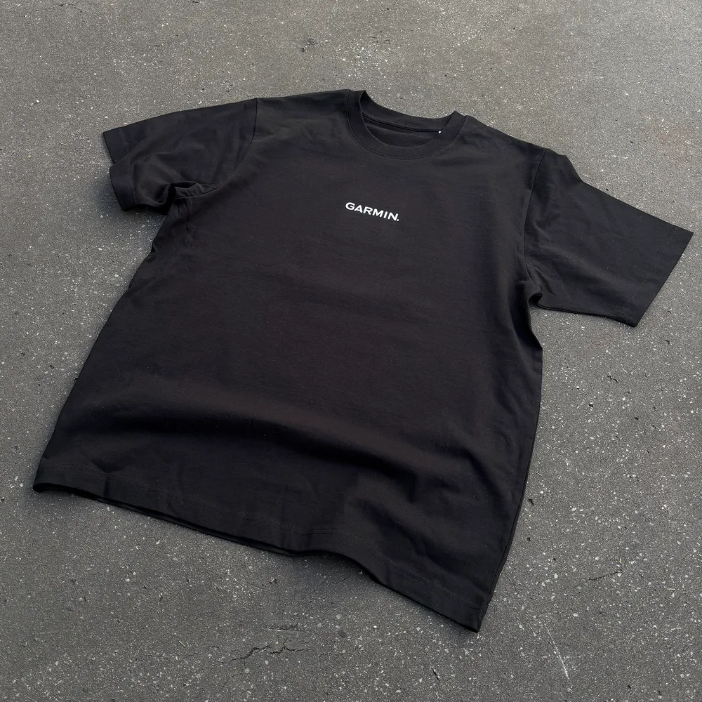 Schwarzes Shirt mit Garmin-Logo-Print auf der Brust