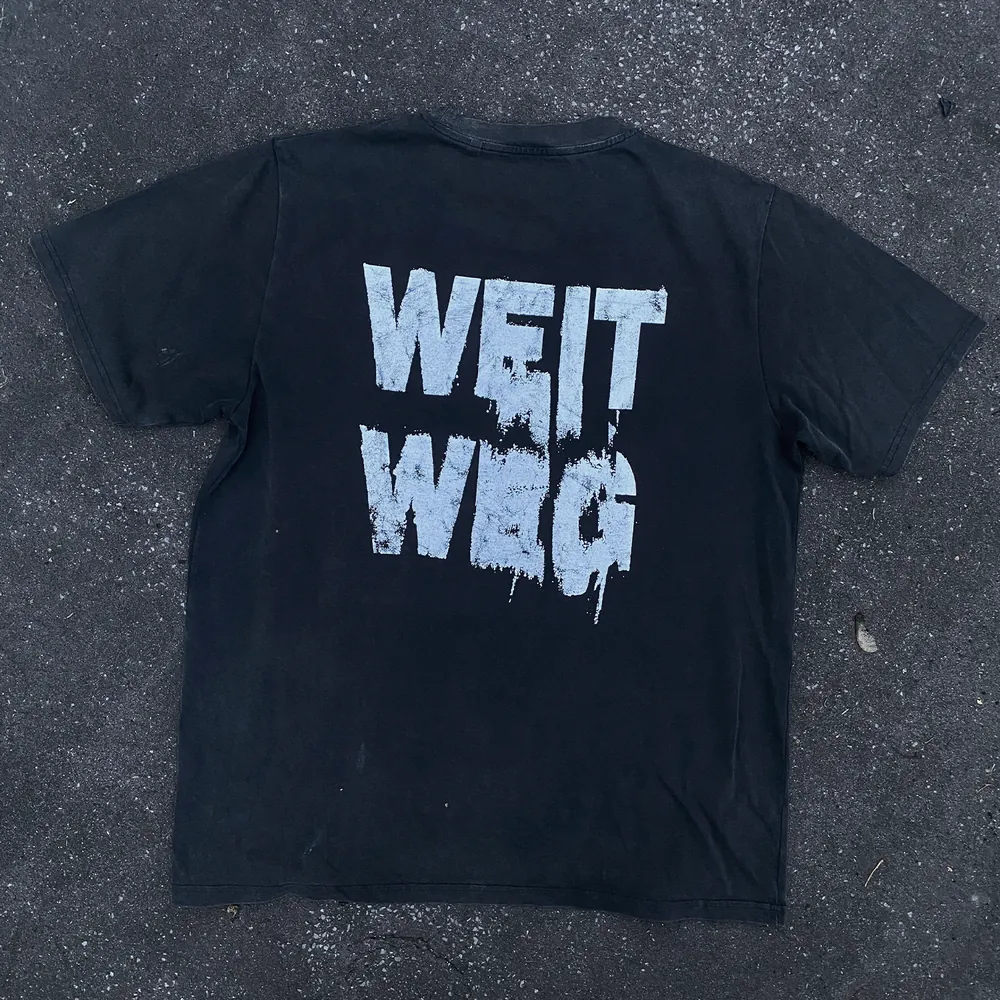 Schwarzes Shirt mit Print Weit weg