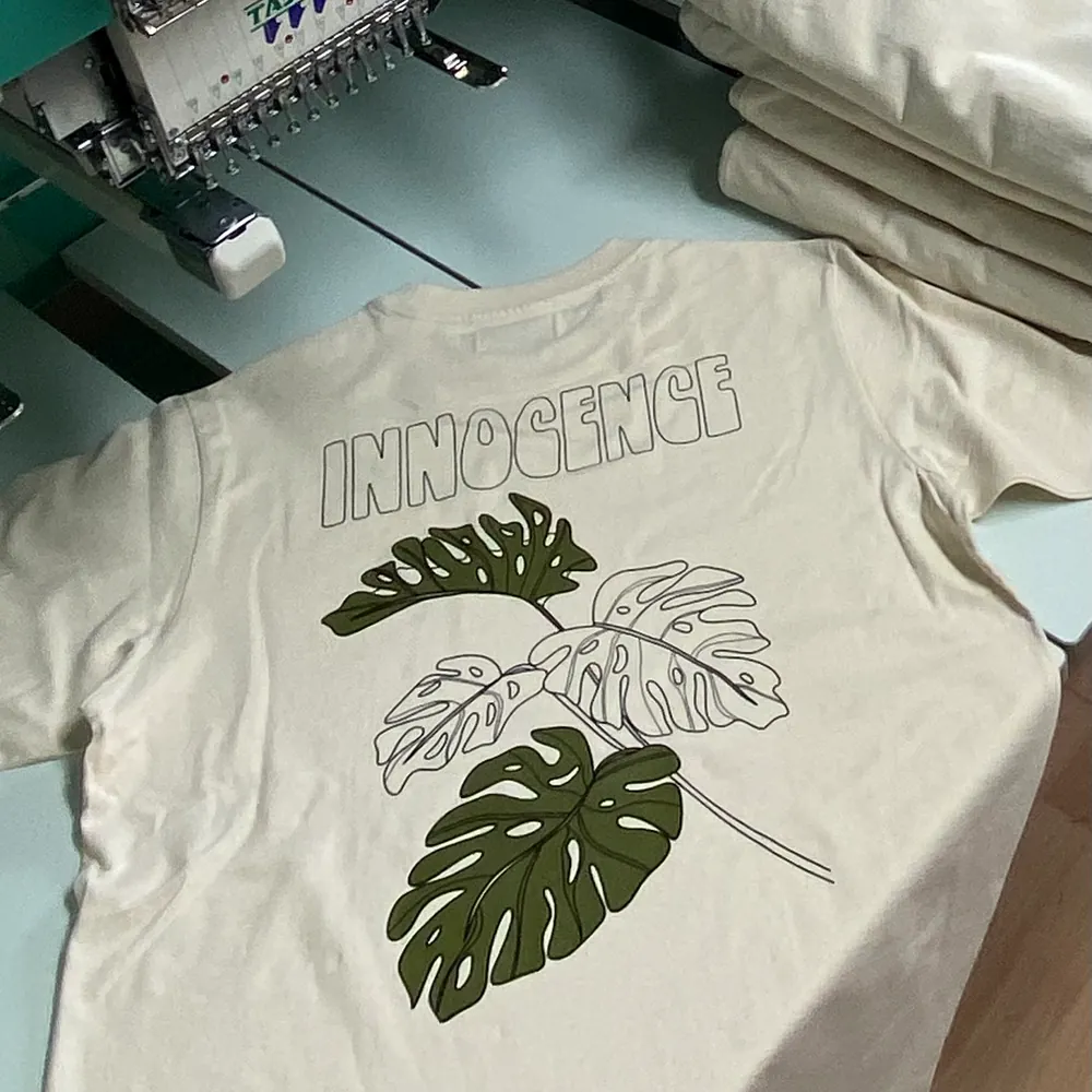 Cremefarbenes Shirt mit Innocence-Monstera-Print