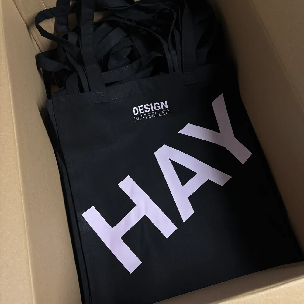 Schwarze Stofftasche mit HAY-Print im Karton