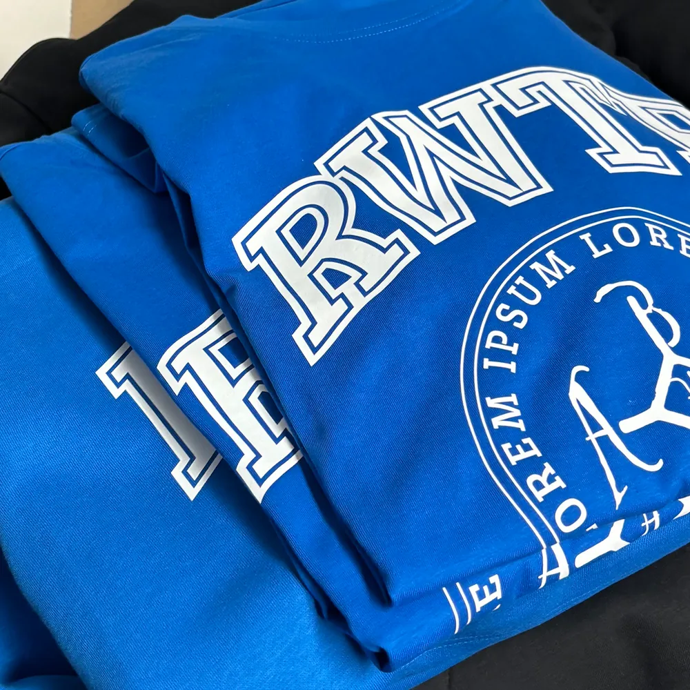 Blaue Shirts mit RWTH-Aachen-College-Print
