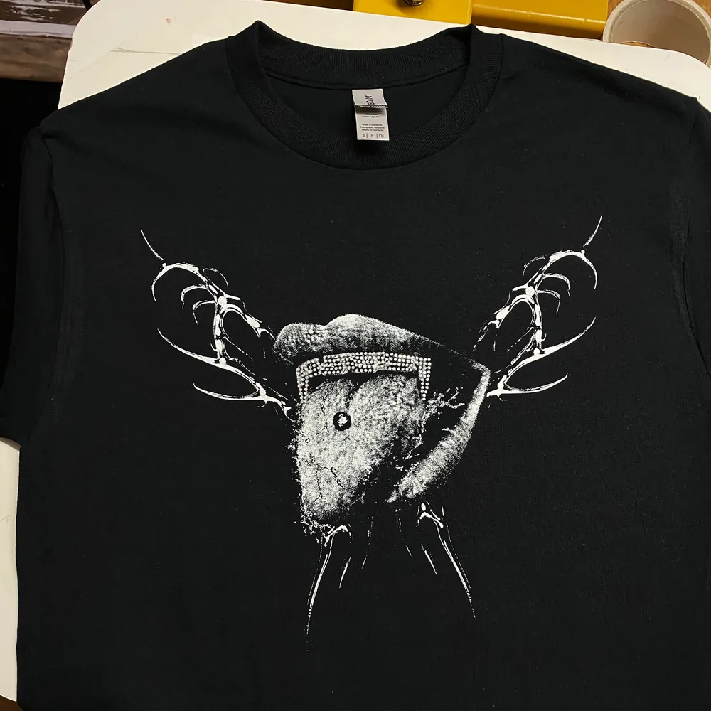 RRNTZR Streetwear-Print auf schwarzem Shirt