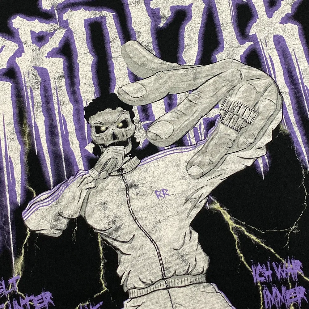 RRNTZR-Print auf schwarzem Shirt, Detail